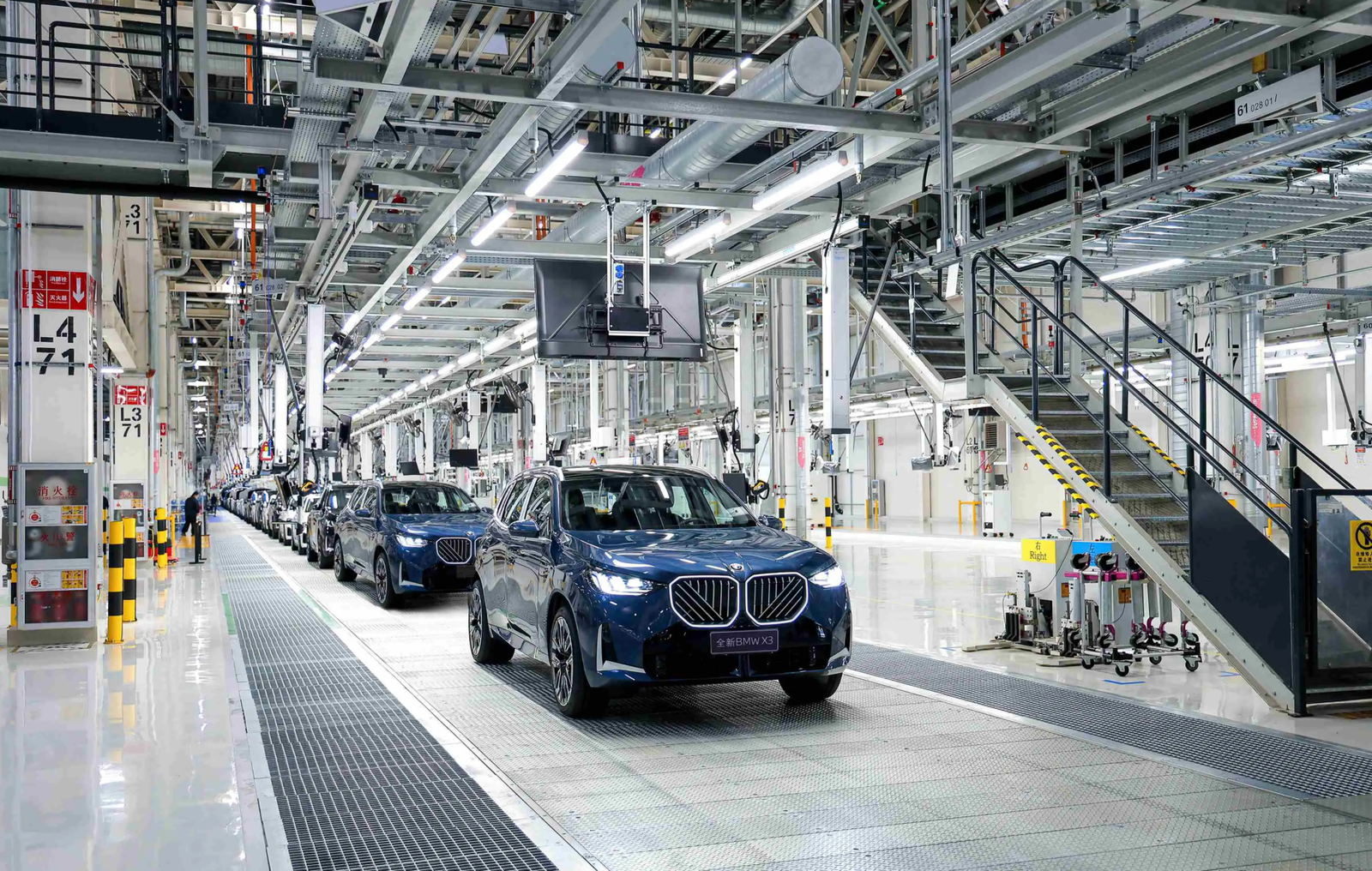 Customization of the sedan final-assembly slat conveyor line